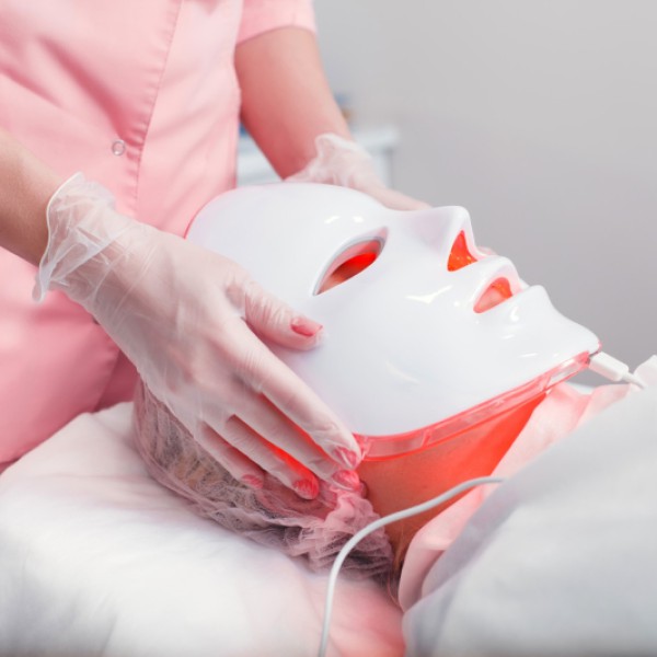 Những lợi ích bất ngờ của ánh sáng đỏ trong điều trị da liễu